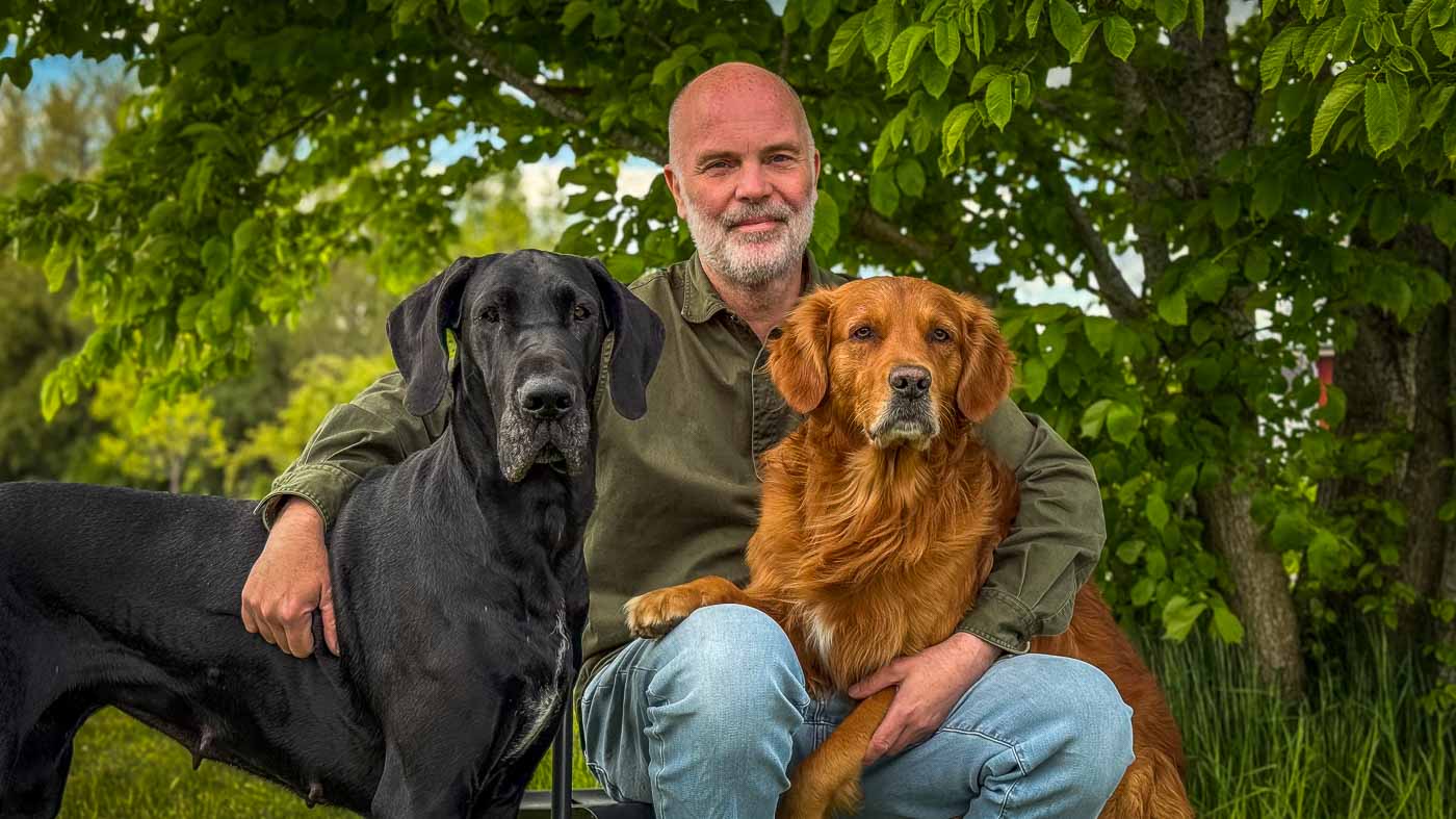Jonas, en av Tuggsters grundare, tillsammans med två hundar